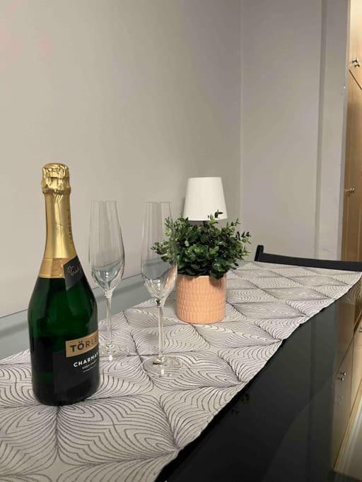 Lovely 1 Bedroom Flat - Gazdagret Boedapest Buitenkant foto